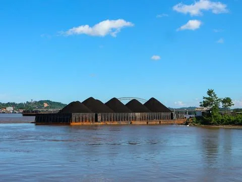 Barge is parked with a load of coal Foto stock