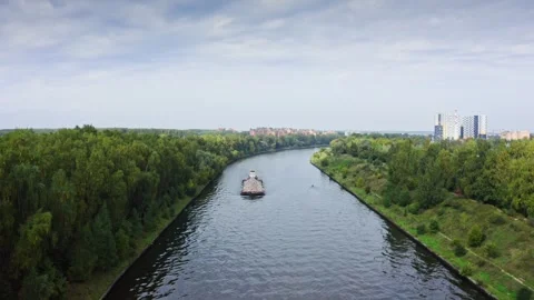 Barge sailing on a river between forests Vídeo Stock 302253924