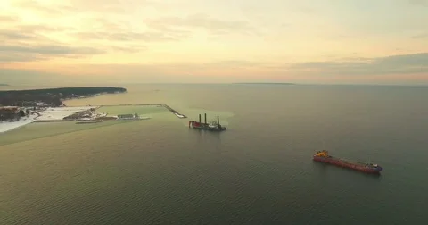 The barge sails from the shore in winter Video stock 74751968