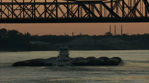 Barge under bridge Video stock 992027
