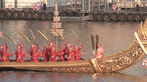 Barges make their way along the Chao Praya River. Stock-Footage 121856844