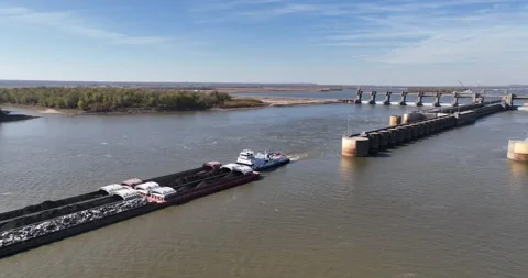 Barges Pulling out of Locks on Mississippi River Aerial View Alton Illinois 库存影片 335752998