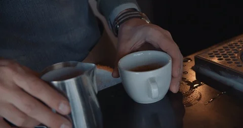 Barista Crafts Drink 스톡 동영상 105362965
