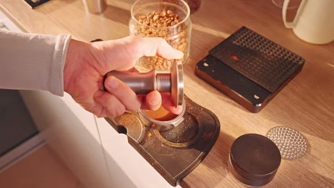 Barista Hand Demonstrating Spring Tamper Pressing Ground Coffee in Portafilter o Vidéo 329215999