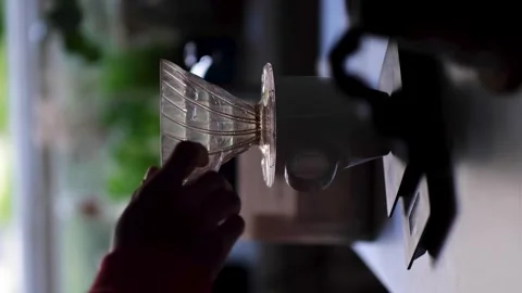 Barista inserting filter 库存影片 139312188