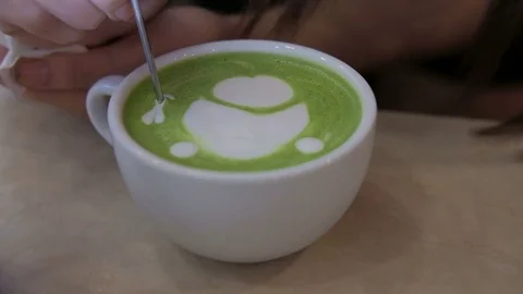 Barista make bear face &amp; heart shape latte art on hot matcha green tea in cafe 스톡 동영상 85124148