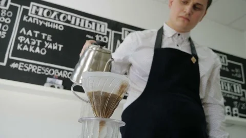Barista makes coffee using the filter 動画素材 75826147
