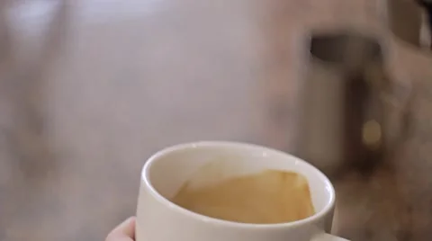 Barista makes pattern in coffee bar. Close-Up Vídeos de archivo 49621923