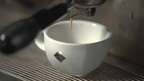 Barista making cappuccino Stockbeeldmateriaal 83539150