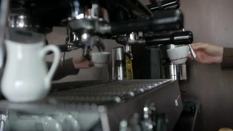 Barista making coffee in coffee machine at a busy coffee shop Stock-Footage 105722081