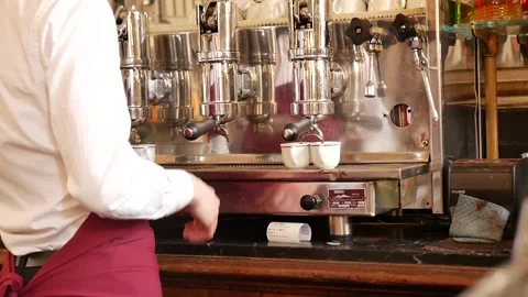 The barista is making coffee 動画素材 168244008