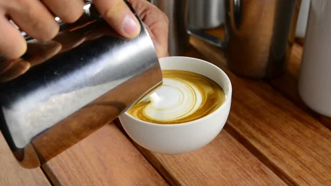 Barista making coffee , Making latte art coffee . Stockbeeldmateriaal 125170849