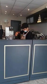 The barista is making coffee 스톡 사진