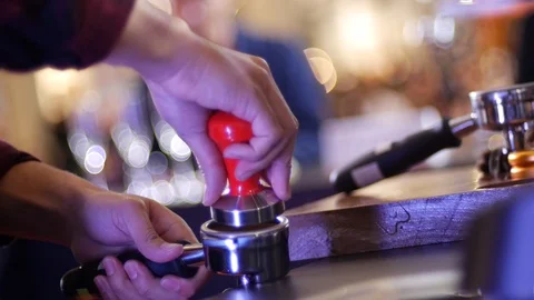 The barista is making coffee, Press down the coffee powder tightly. Stockbeeldmateriaal 128595092