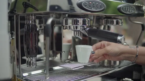 Barista making coffee using professional espresso machine. Stock-Footage 116333524