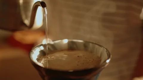 Barista making pour over coffee with a gooseneck kettle in the morning. Hot Vidéo 346277750