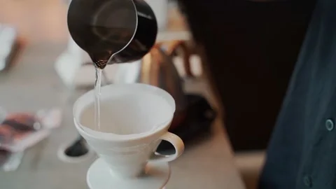 Barista man making craft filter drip coffee at bar in coffee shop. Vídeos de archivo 159401740