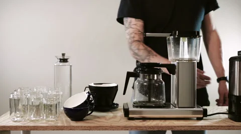 Barista prepares a coffee machine Vidéo 56215365