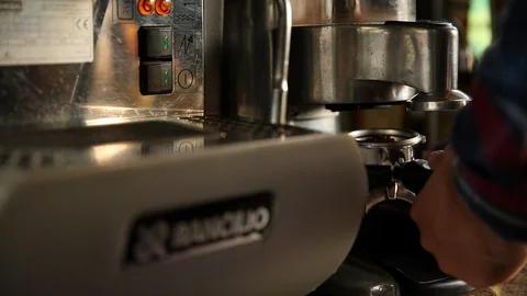 Barista preparing coffee in coffee machine Video stock 90533523