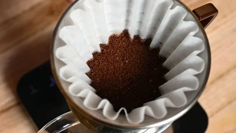 Barista preparing coffee with filter Video stock 131513690