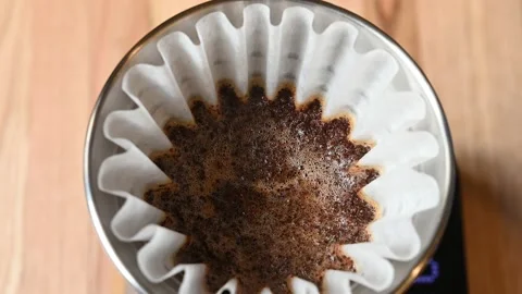 Barista preparing coffee with filter Video stock 131514244