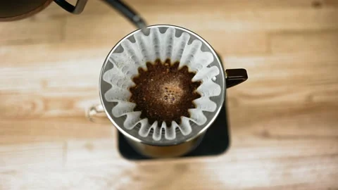 Barista preparing coffee with filter Video stock 131514875