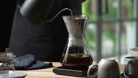 Barista preparing coffee using chemex pour over coffee maker and drip kettle. 库存影片 191635277