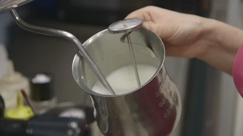 Barista preparing a cup of coffee Vidéo 104866825