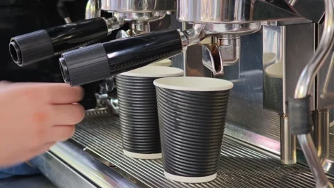 Barista preparing two black coffee in takeaway cups Vidéo 310306990