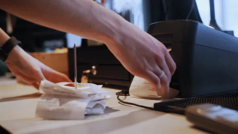 Barista Threads Printed Receipt onto String Holder Vidéo 307586482