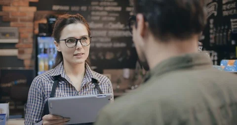 Barista use tablet take order from customer in coffee shop, Video stock 127161902