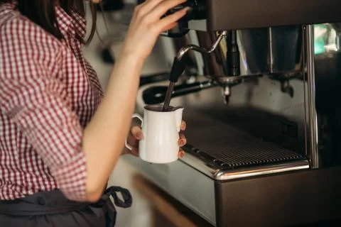 Barista using a coffee machine in cafe Stock-Fotos