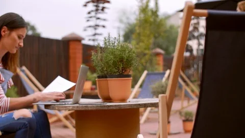 Barista using a laptop Video stock 103158069