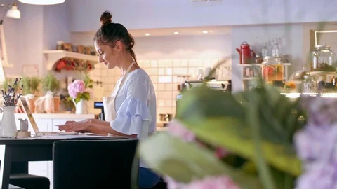 Barista using a laptop at work Stock-Footage 92356404