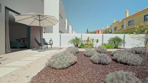 Bark mulch, lavender bushes, and a patio umbrella create a peaceful atmosphere Vidéo 321371453