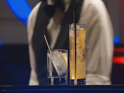 Barkeeper prepares Cocktails 動画素材 70249074