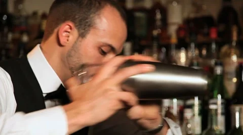 Barkeeper is shaking a cocktail 動画素材 8535206