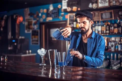 Barman creates a cocktail in the pothouse 스톡 사진