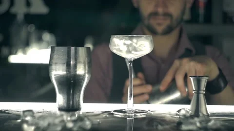 Barman make a cocktail on a bar 库存影片 113307067