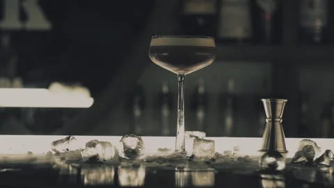 Barman make a cocktail at the bar Vídeo Stock 113750564