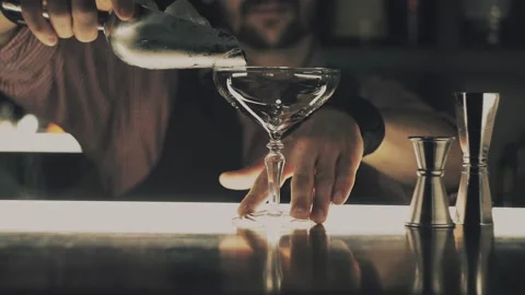 Barman make a cocktail on a bar Vídeo Stock 114758110