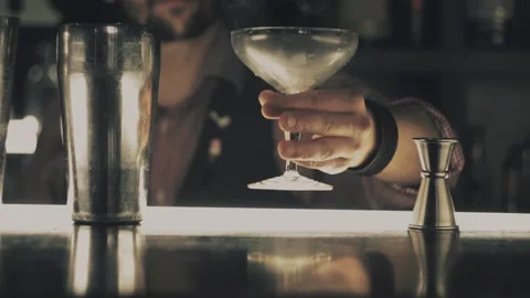 Barman make a cocktail on a bar Vídeo Stock 114758386