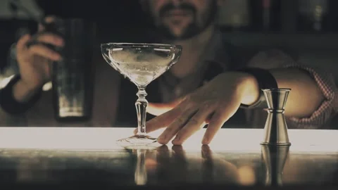 Barman make a cocktail on a bar 스톡 동영상 114758763