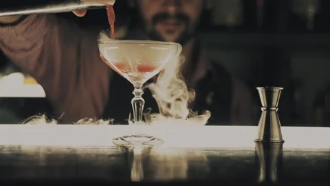 Barman make a cocktail on a bar Stock Footage 114759016