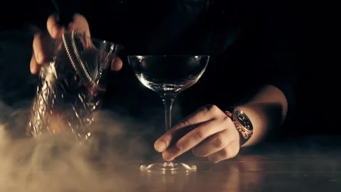 Barman make a cocktail Vídeo Stock 90763137