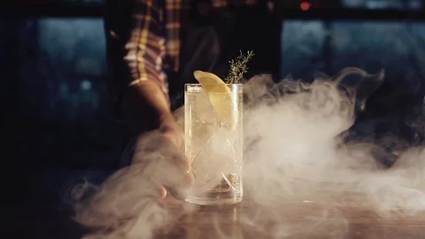 Barman make a cocktail Vídeo Stock 99756438