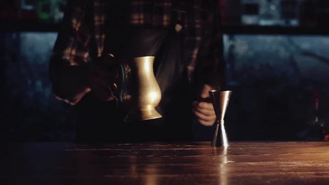 Barman make a cocktail Видео 99757102