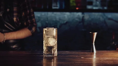 Barman make a cocktail Видео 99757305