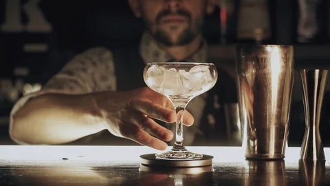Barman make a cocktail Video stock 111245926