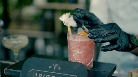 A barman makes a cocktail Video stock 220625752